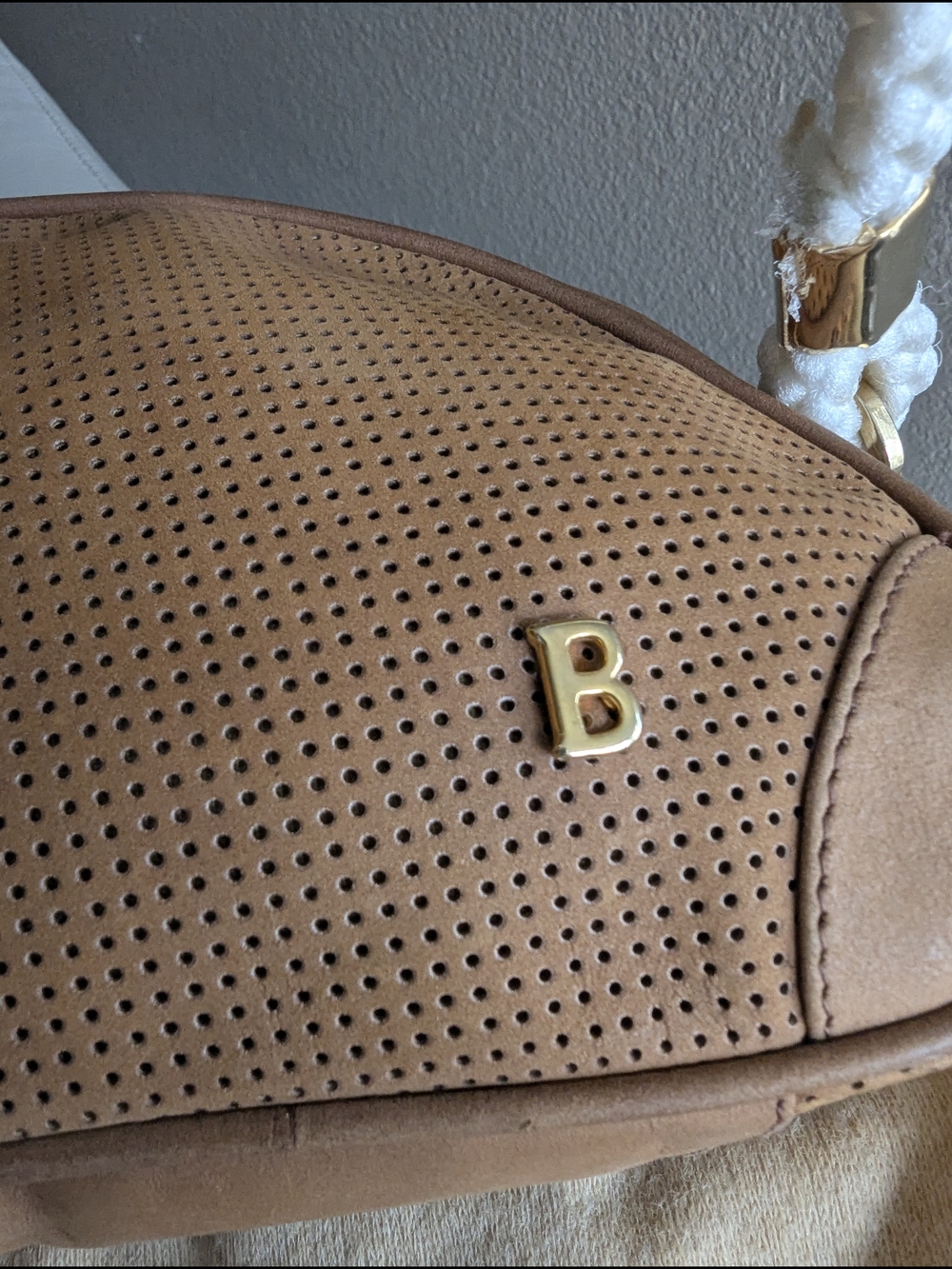 vintage Bally half-moon shoulder bag made of tan perforated suede leather - Picture 4 of 15